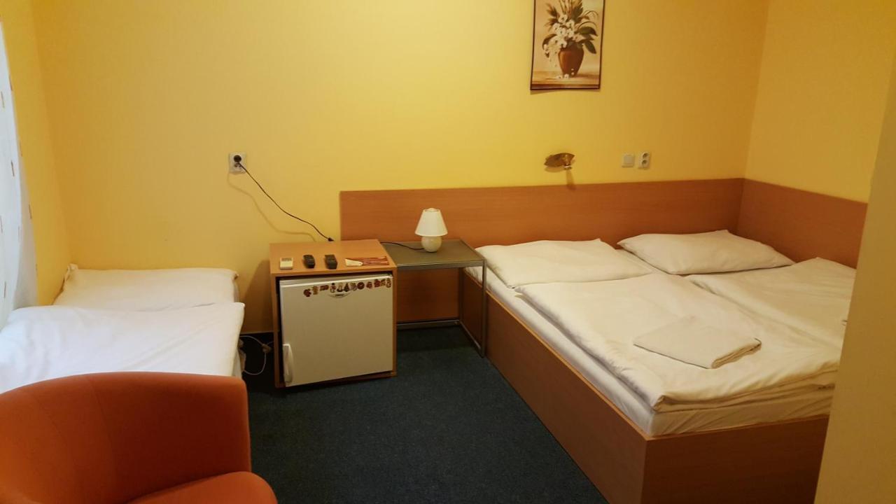 Lehár panzió Komárno Exterior foto