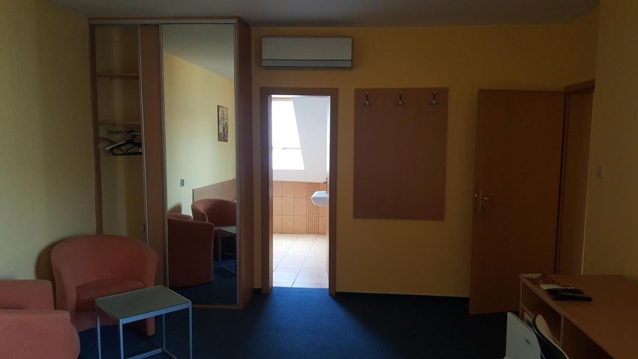 Lehár panzió Komárno Exterior foto
